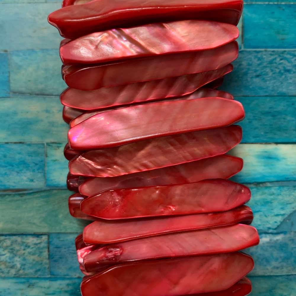 Red Expandable Shell Glass Bracelet - Picture 9 of 10